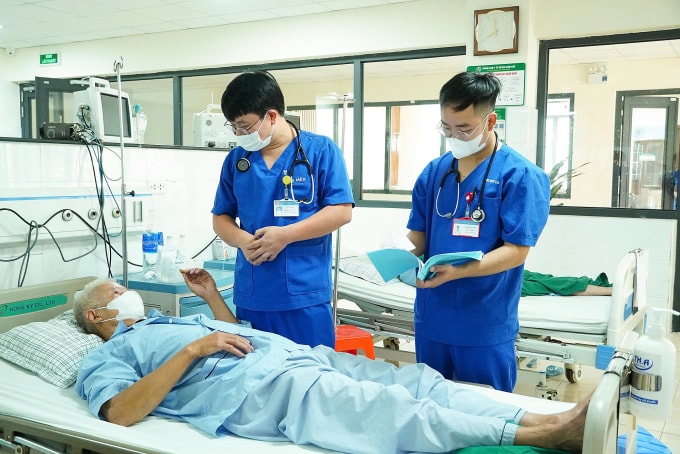 Bác sĩ kiểm tra sức khỏe bệnh nhân. Ảnh: Bệnh viện cung cấp