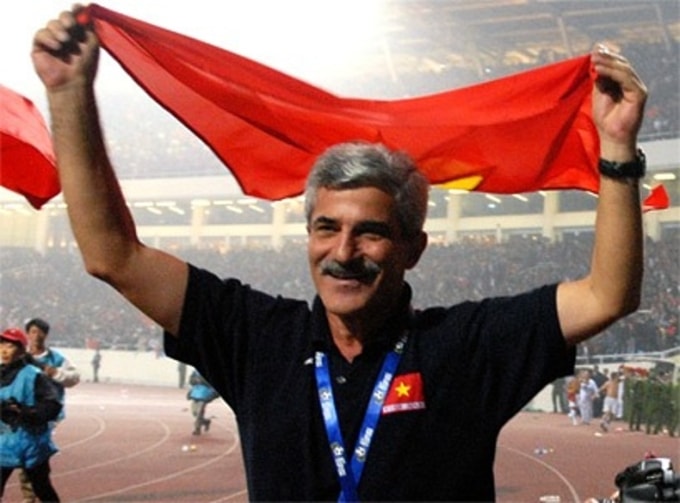 HLV Calisto mừng chức vô địch AFF Cup 2008 cùng tuyển Việt Nam trên sân Mỹ Đình, Hà Nội. 