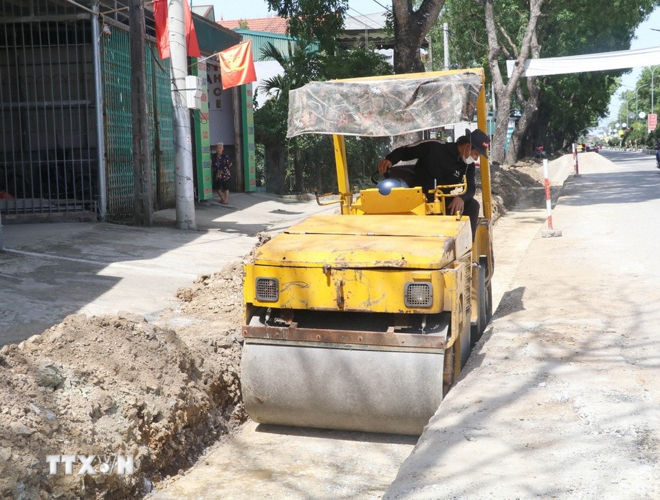 Công nhân vất vả lao động dưới thời tiết nắng nóng kéo dài tại khu vực xã Ninh Hải, thành phố Hoa Lư, tỉnh Ninh Bình. (Ảnh: Thùy Dung/TTXVN)