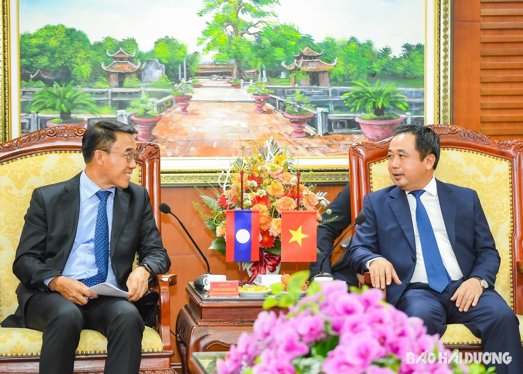 Ảnh trang 1: Đồng chí Bí thư Tỉnh ủyTrần Đức Thắng trao đổi với đồng chí Bounleua Phandanouvong, Quyền Trưởng Ban Đối ngoại Trung ương Đảng Nhân dân Cách mạng Lào