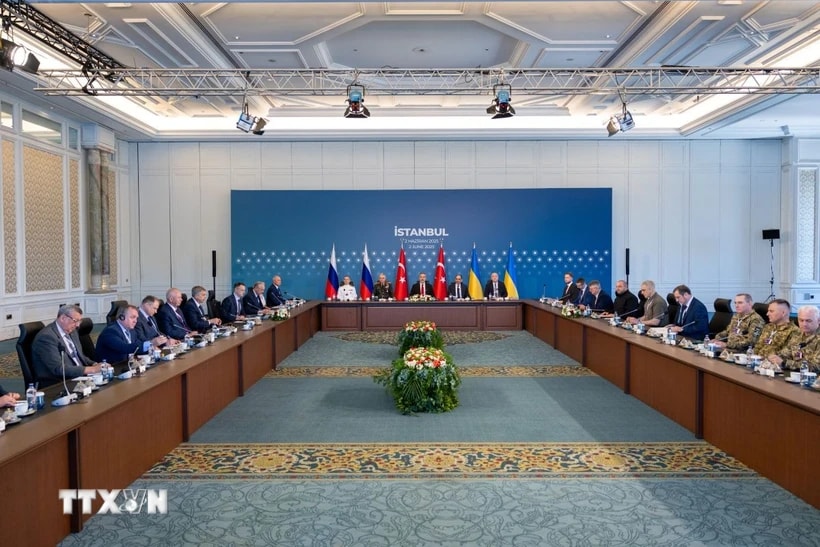 Ngoại trưởng Thổ Nhĩ Kỳ Hakan Fidan (giữa) chủ trì cuộc đàm phán thứ hai giữa Nga và Ukraine tại Istanbul. (Ảnh: AA/TTXVN)
