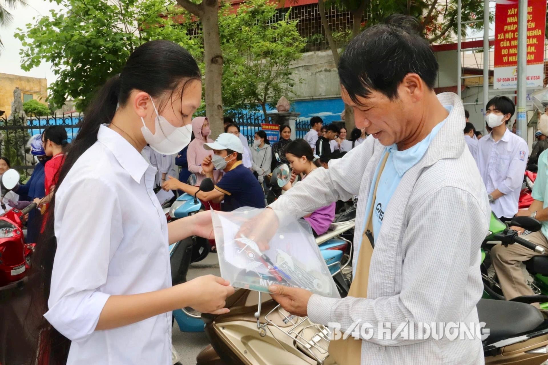 Từ 13 giờ chiều, nhiều thí sinh, phụ huynh đưa con đến điểm thi tại Trường THPT Ninh Giang từ sớm để phòng tránh những sự cố phát sinh