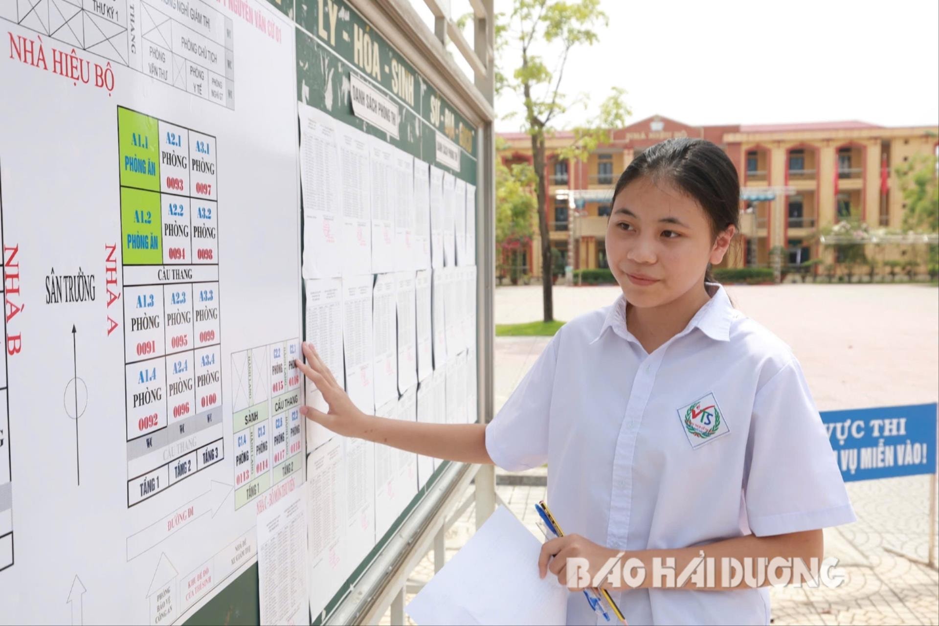thi-sinh-xem-thong-tin-phong-thi(1).jpg