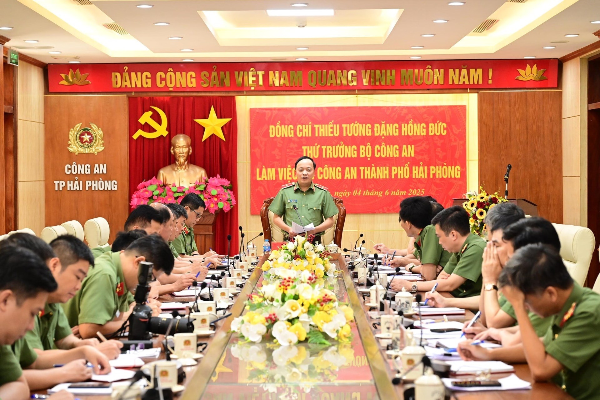 thu-truong-cong-an-2.jpeg