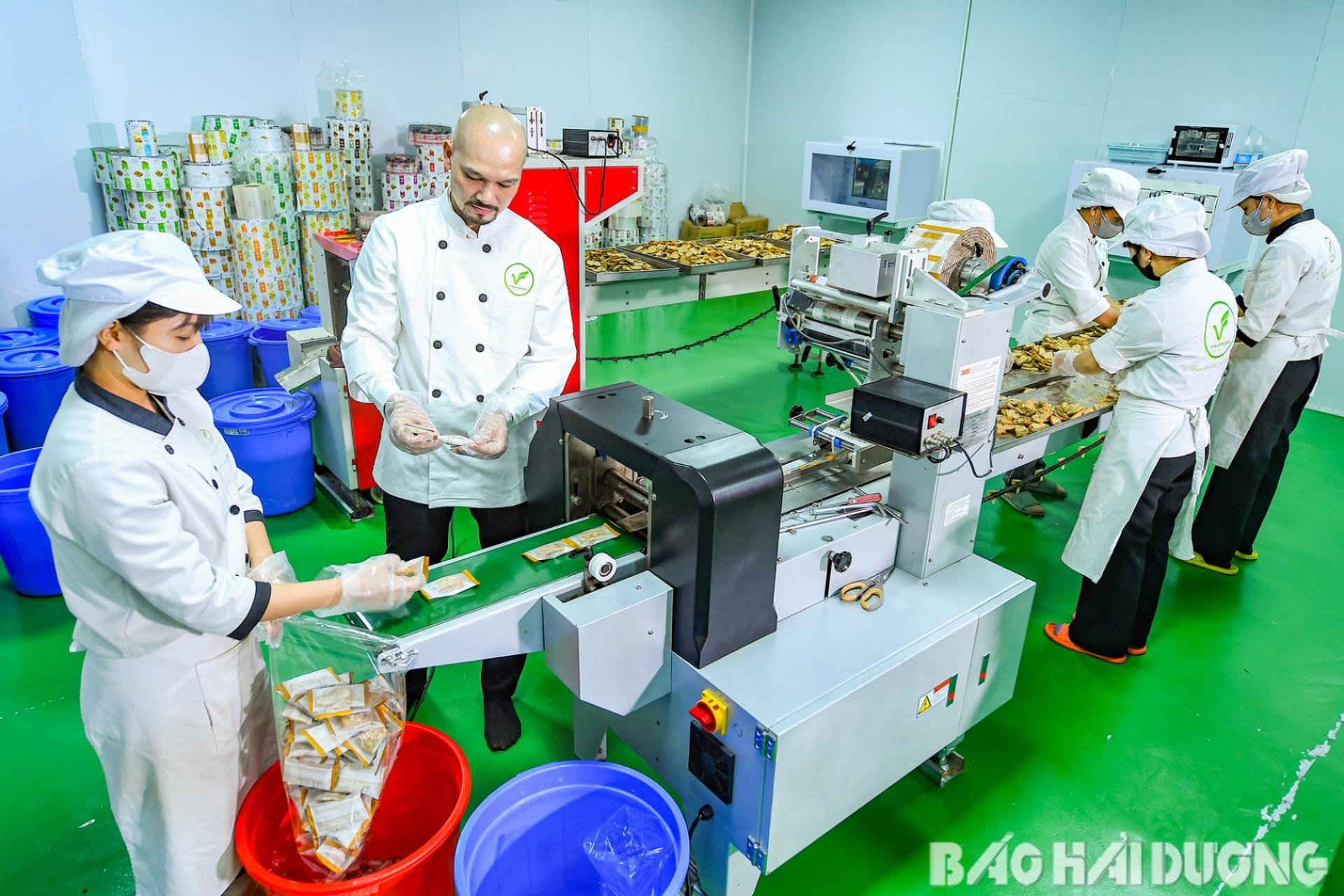 Anh bao in;”: Nghị quyết 68 đưa ra những giải pháp tổng thể, toàn diện, đột phá nhằm phát huy mạnh mẽ hơn nữa vai trò của kinh tế tư nhân. Trong ảnh: Sản xuất bánh kẹo tại Công ty CP Xuất nhập khẩu VINAFOODS ở xã Thượng Quận (Kinh Môn). Ảnh: THÀNH CHUNG