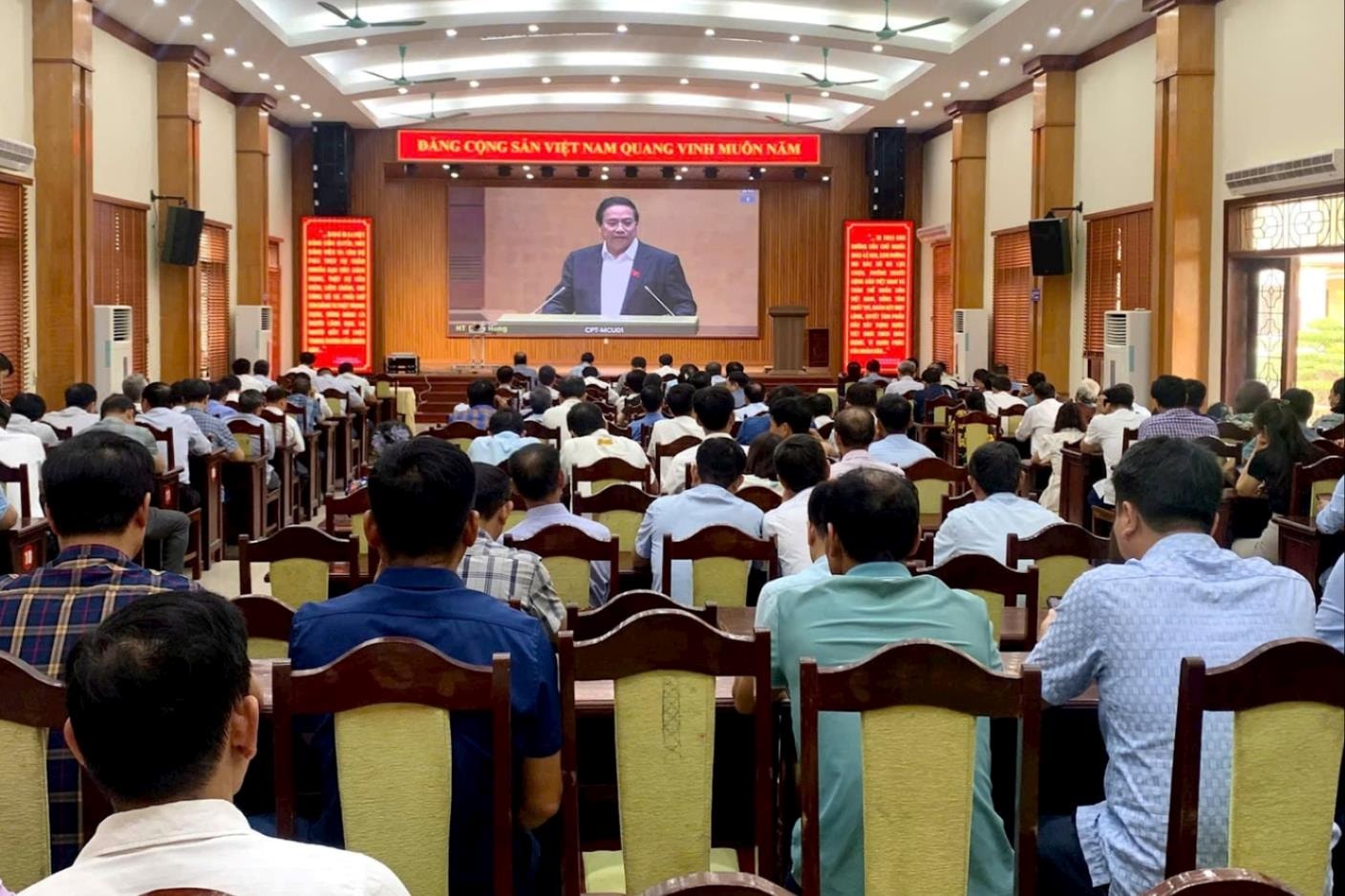 Các đại biểu ở điểm cầu Huyện ủy Cẩm Giàng dự trực tuyến Hội nghị toàn quốc quán triệt, triển khai thực hiện Nghị quyết số 66-NQ/TW của Bộ Chính trị về đổi mới công tác xây dựng và thi hành pháp luật đáp ứng yêu cầu phát triển đất nước trong kỷ nguyên mới và Nghị quyết số 68-NQ/TW về phát triển kinh tế tư nhân ngày 18/5