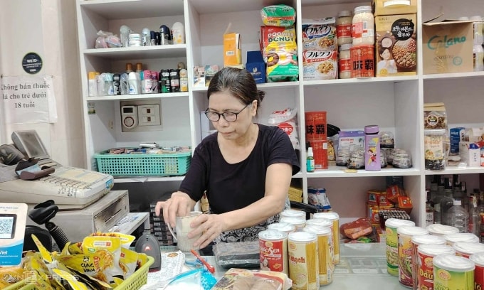 Cô Nguyễn Thị Xuân, chủ tiệm tạp hóa trên đường Trần Cung, Bắc Từ Liêm, Hà Nội, ngày 4/6. Ảnh: Thuỷ Trương