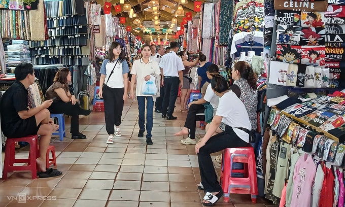 Nhiều hộ kinh doanh tại chợ Bến Thành đã được hướng dẫn triển khai xuất hoá đơn điện tử. Ảnh: Thi Hà