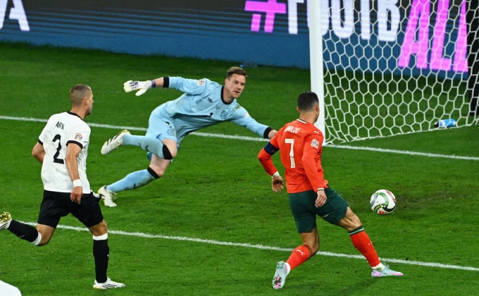 Pha đệm bóng cận thành ghi bàn của Ronaldo. Ảnh: Reuters