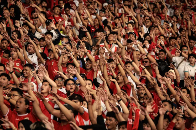 CĐV Indonesia cổ vũ đội nhà trước Trung Quốc. Ảnh: AFP
