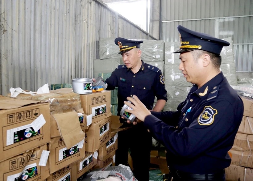 Lực lượng Hải quan Cửa khẩu Quốc tế Hữu Nghị (Lạng Sơn) kiểm tra nhãn mác hàng hóa nhập khẩu tại kho bãi khu vực cửa khẩu. (Ảnh: Quang Duy/TTXVN)