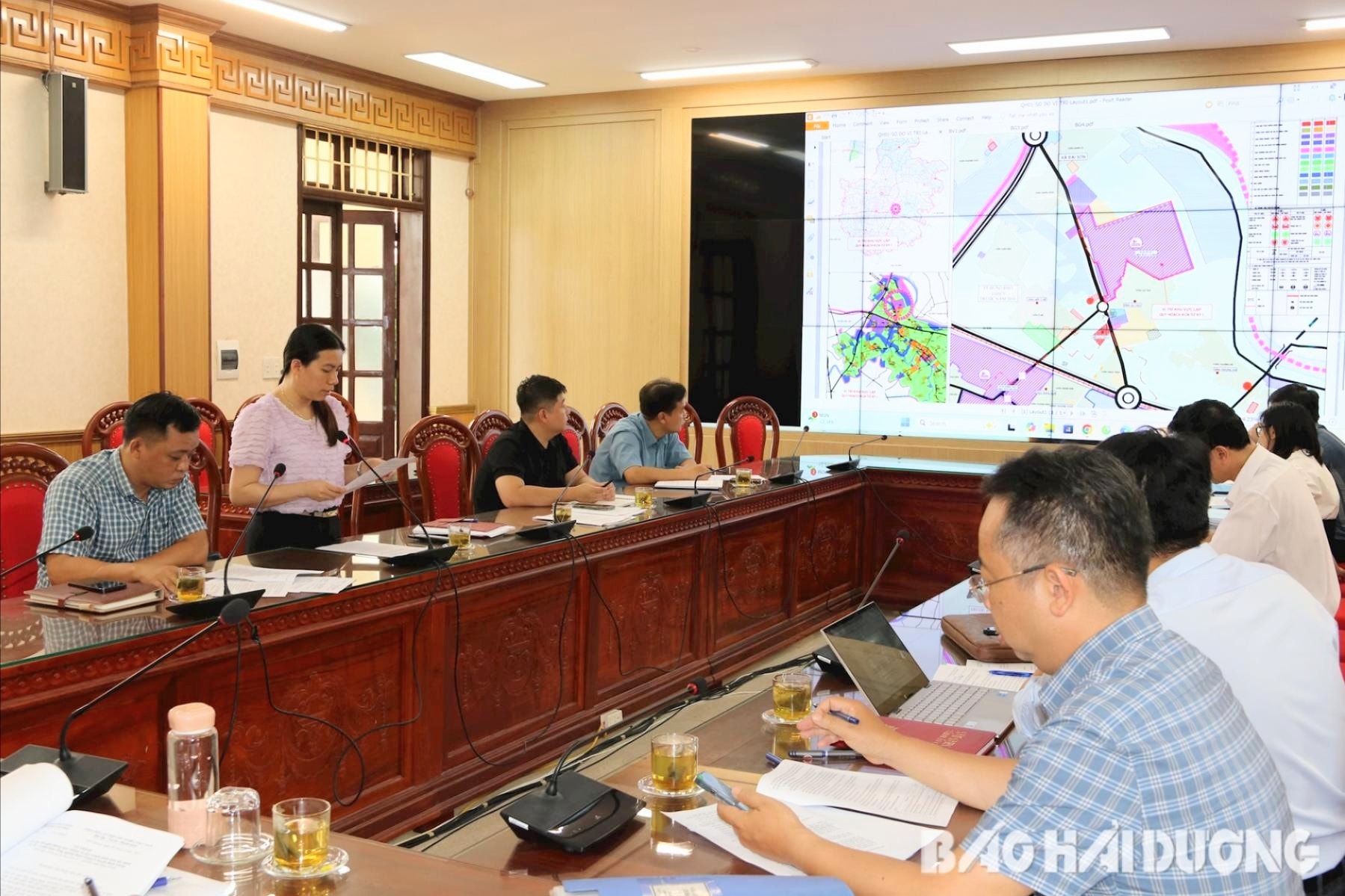 Đại diện Sở Xây dựng báo cáo nội dung các tờ trình đề nghị thông qua nhiệm vụ quy hoạch phân khu xây dựng tỷ lệ 1/2000 các khu công nghiệp