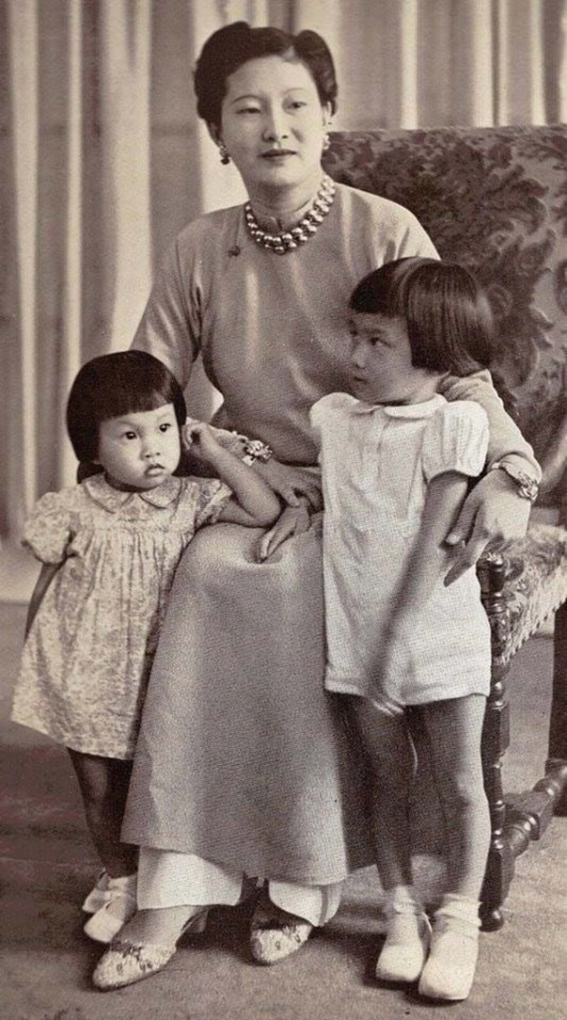 Nam Phương hoàng hậu cùng hai con gái Phương Mai, Phương Liên.