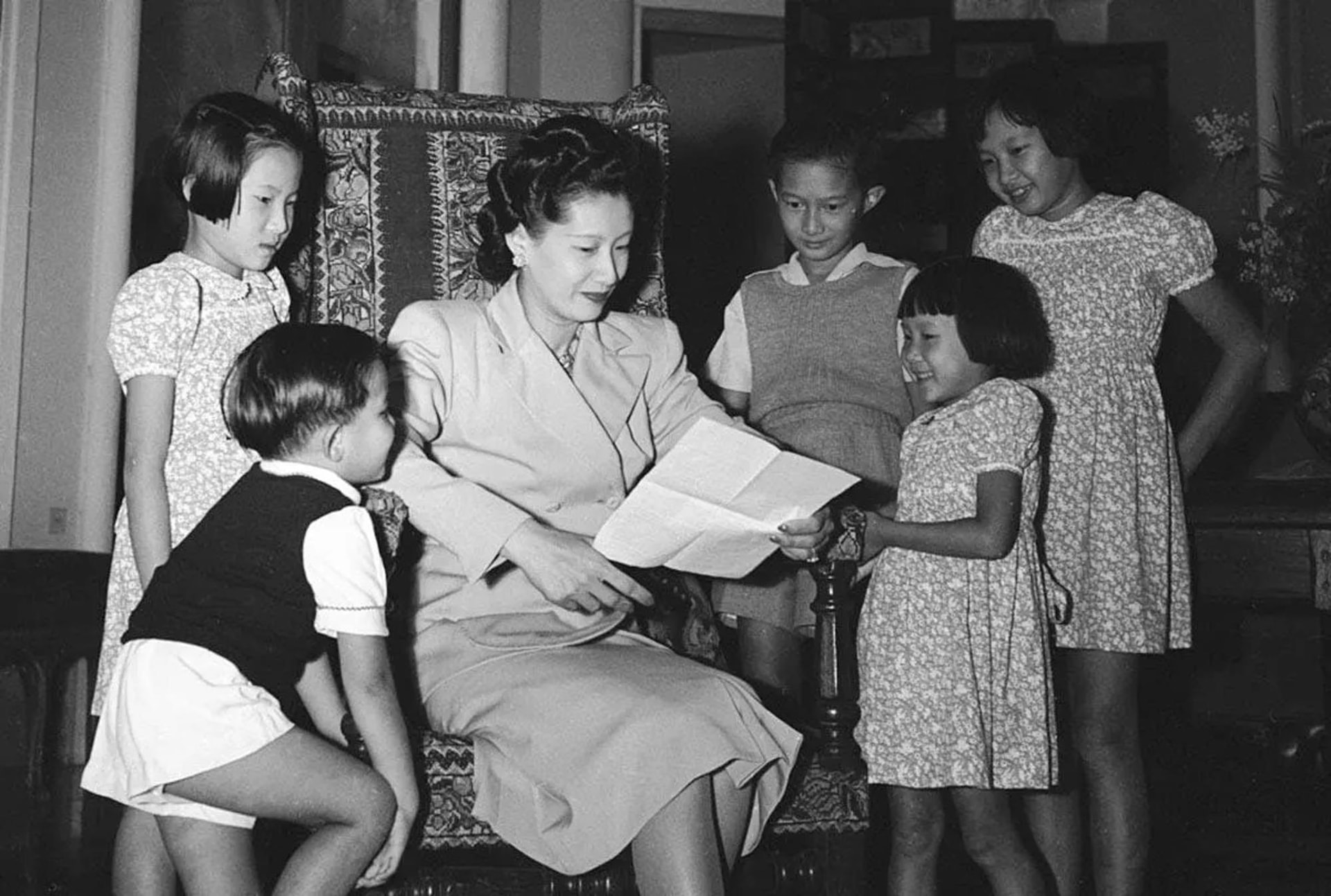Hoàng hậu Nam Phương cùng các con.