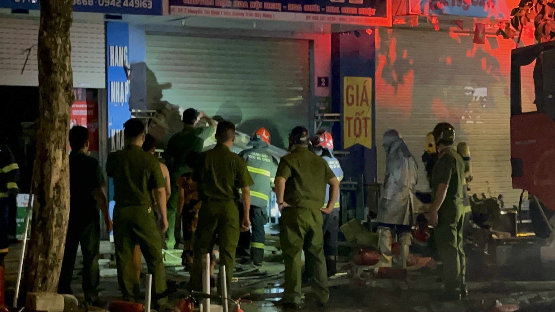 Người dân cùng cảnh sát phá cửa dập tắt đám cháy.
