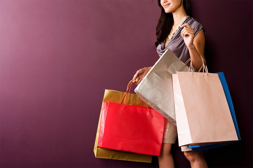 Người không giàu thường mua sắm theo cảm hứng hay chạy theo xu hướng; cách nhà giàu tiêu tiền không phải như vậy. (Ảnh: Buzzfeed)
