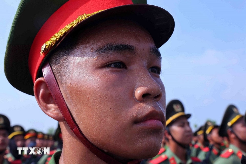 Nắng nóng khiến khuôn mặt nhiều chiến sỹ sạm nắng, đổ mồ hôi. (Ảnh: Phạm Kiên/TTXVN)
