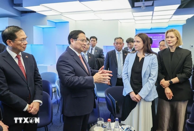 Thủ tướng Phạm Minh Chính thăm Trung tâm E-Estonia Briefing Centre. (Ảnh: Dương Giang/TTXVN)