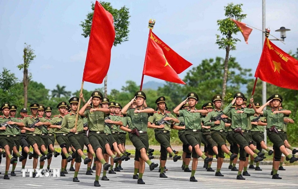 Để có được đội hình diễu binh chuẩn mực trong ngày Đại lễ, từng khối phải đạt yêu cầu cao về sự đồng đều, chính xác và đẹp mắt. Mỗi động tác phải dứt khoát, khí thế, thể hiện bản lĩnh và sức mạnh của lực lượng vũ trang. (Ảnh: Phạm Kiên/TTXVN)