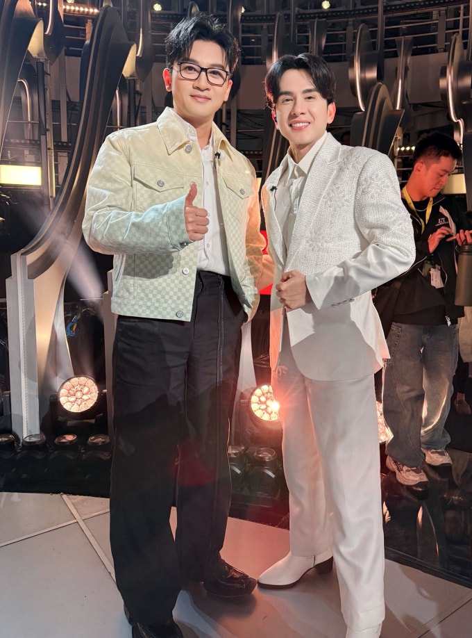 Đan Trường chụp hình kỷ niệm cùng Tô Hữu Bằng (trái) tại hậu trường trước khi ghi hình show Sing! Asia. Ảnh: Nhân vật cung cấp