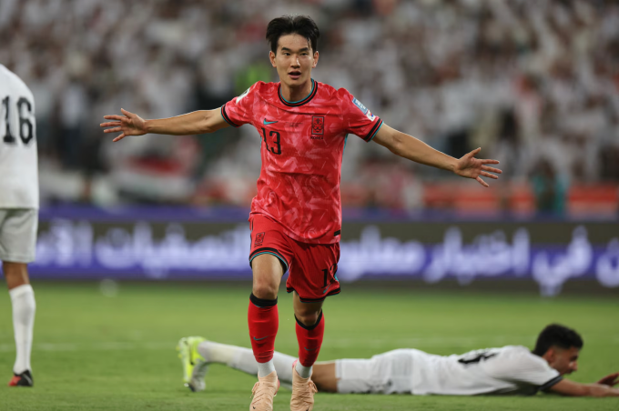 Tiền vệ Hàn Quốc Kim Jin-kyu (áo đỏ) mừng bàn mở tỷ số trong trận thắng Iraq 2-0 ở lượt chín bảng B vòng loại ba World Cup 2026 - khu vực châu Á, tại sân Basra, Iraq ngày 5/6/2025. Ảnh: Reuters
