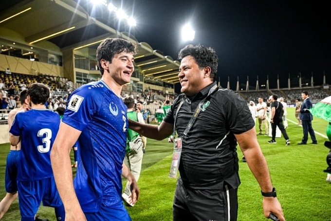 Trung vệ Uzbekistan Abdukodir Khusanov (trái) ăn mừng lần đầu dự World Cup, sau khi hòa UAE 0-0 lượt chín bảng A vòng loại ba World Cup 2026 - khu vực châu Á, tại sân Al Nahyan, UAE ngày 5/6/2025. Ảnh: UFA