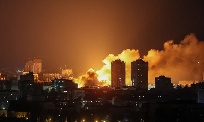Khói bốc lên từ đám cháy sau vụ tập kích của Nga nhằm vào thủ đô Kiev, Ukraine ngày 6/6. Ảnh: Reuters