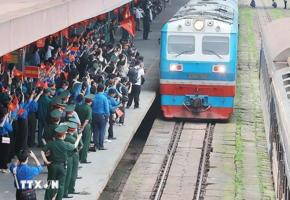 Đoàn tàu mang số hiệu D19E-910 chở các lực lượng đến ga Hà Nội. (Ảnh: An Đăng/TTXVN)