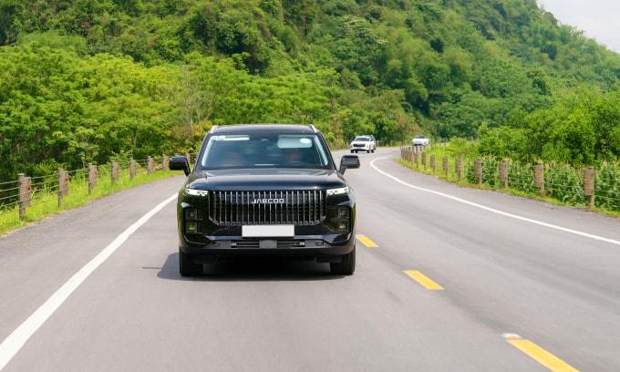 Jaecoo J7 PHEV lăn bánh trên đường Hồ Chí Minh, đoạn qua rừng Cúc Phương ngày 6/5. Ảnh: O&J