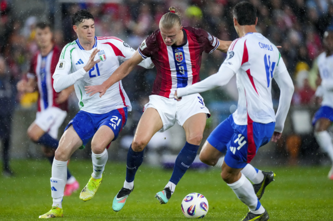 Alessandro Bastoni (trái) và Diego Coppola (phải) tranh chấp bóng với Erling Haaland trong trận Italy thua Na Uy 0-3 trên sân Ullevaal ở Oslo, Na Uy ngày 6/6. Ảnh: AP