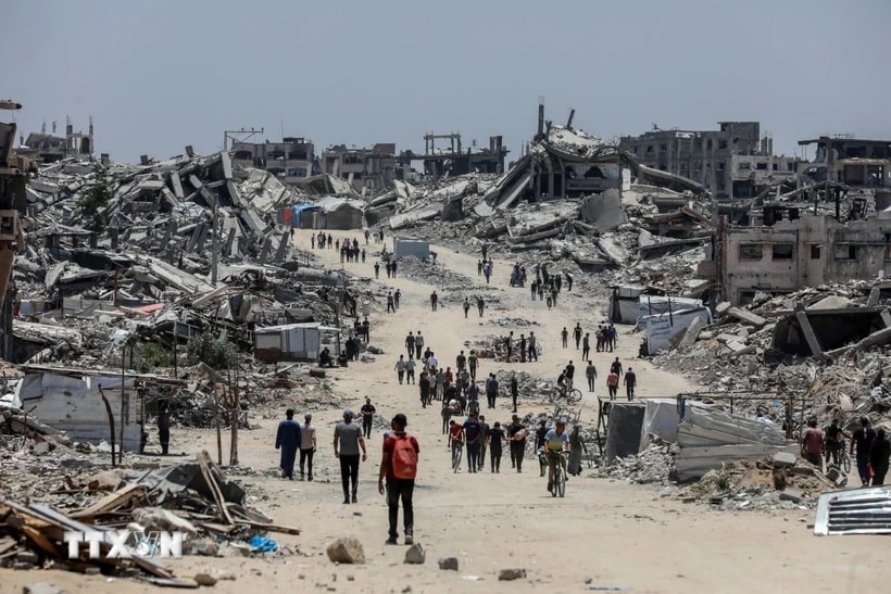 Người dân Palestine tại thị trấn Beit Lahia, phía Bắc Dải Gaza ngày 4/6/2025. (Ảnh: THX/TTXVN)