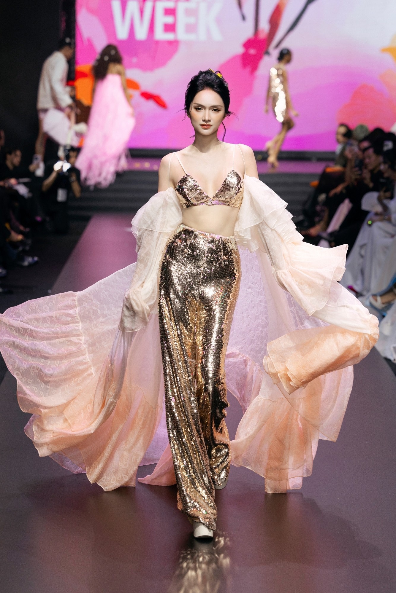 2-hoa-hau-huong-giang-phong-khoang-va-tu-tin-trong-cac-buoc-catwalk.jpg