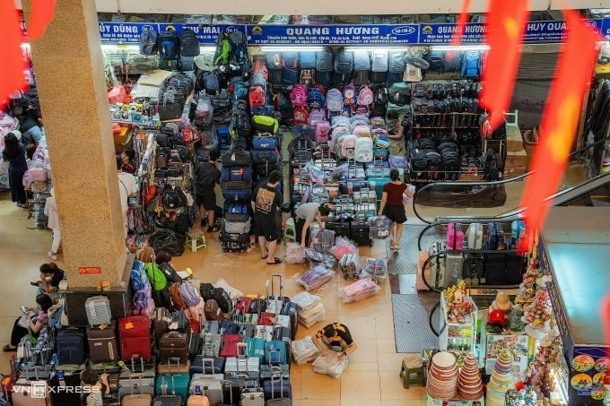 Tiểu thương kinh doanh tại chợ Đồng Xuân, Hà Nội. Ảnh: Hoàng Giang