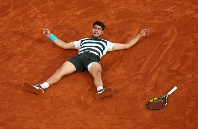 Alcaraz nằm ra sân Philippe Chatrier mừng chiến thắng ở chung kết Roland Garros, tại Paris, Pháp hôm 8/6. Ảnh: Reuters