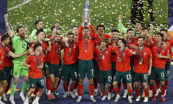 Ronaldo nâng danh hiệu UEFA Nations League 2025. Ảnh: UEFA