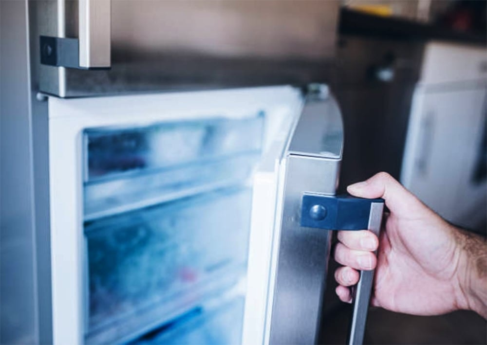 Cần đóng kín cửa tủ, tránh mở cửa quá lâu hoặc quá thường xuyên. (Ảnh: Istock)
