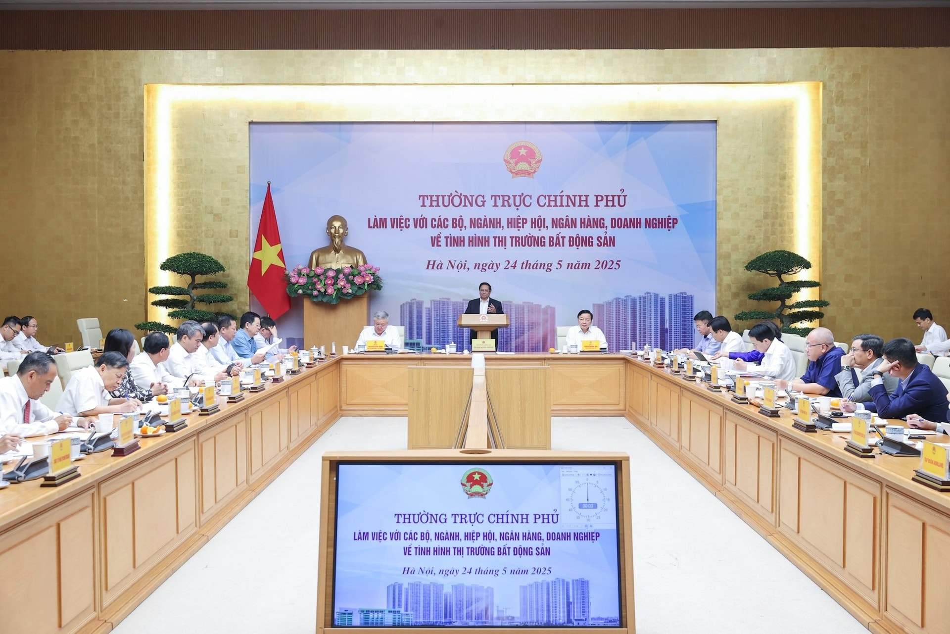 Thường trực Chính phủ làm việc với các bộ, ngành, hiệp hội, ngân hàng, doanh nghiệp về tình hình thị trường bất động sản hôm 24/5. (Ảnh: VGP)