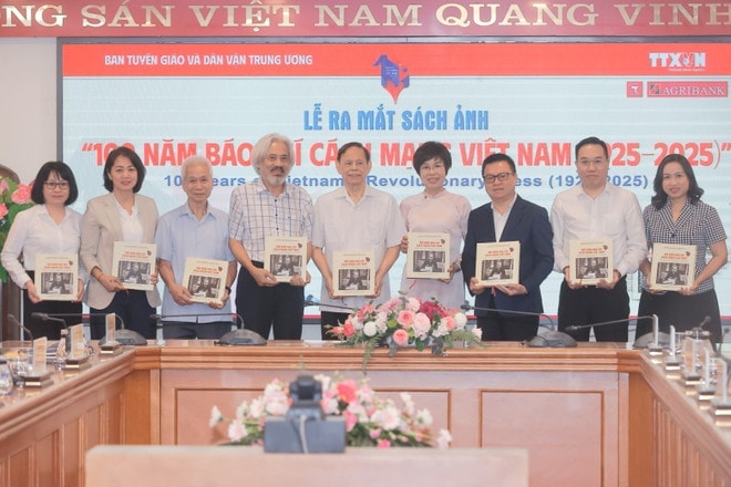 vna-potal-le-ra-mat-sach-anh-100-nam-bao-chi-cach-mang-viet-nam-1025-2025-8083124.jpg