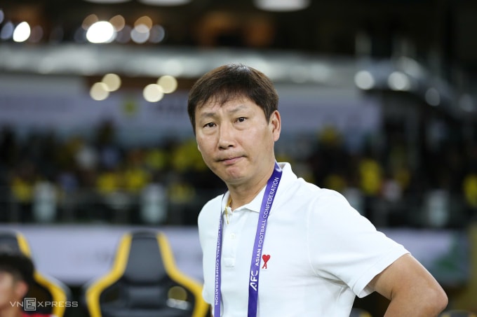 HLV Kim Sang-sik bên ngoài đường biên trong trận Việt Nam thua Malaysia 0-4 ở vòng loại Asian Cup 2027, trên sân Bukit Jalil, Kuala Lumpur, Malaysia. Ảnh: Hai Tư