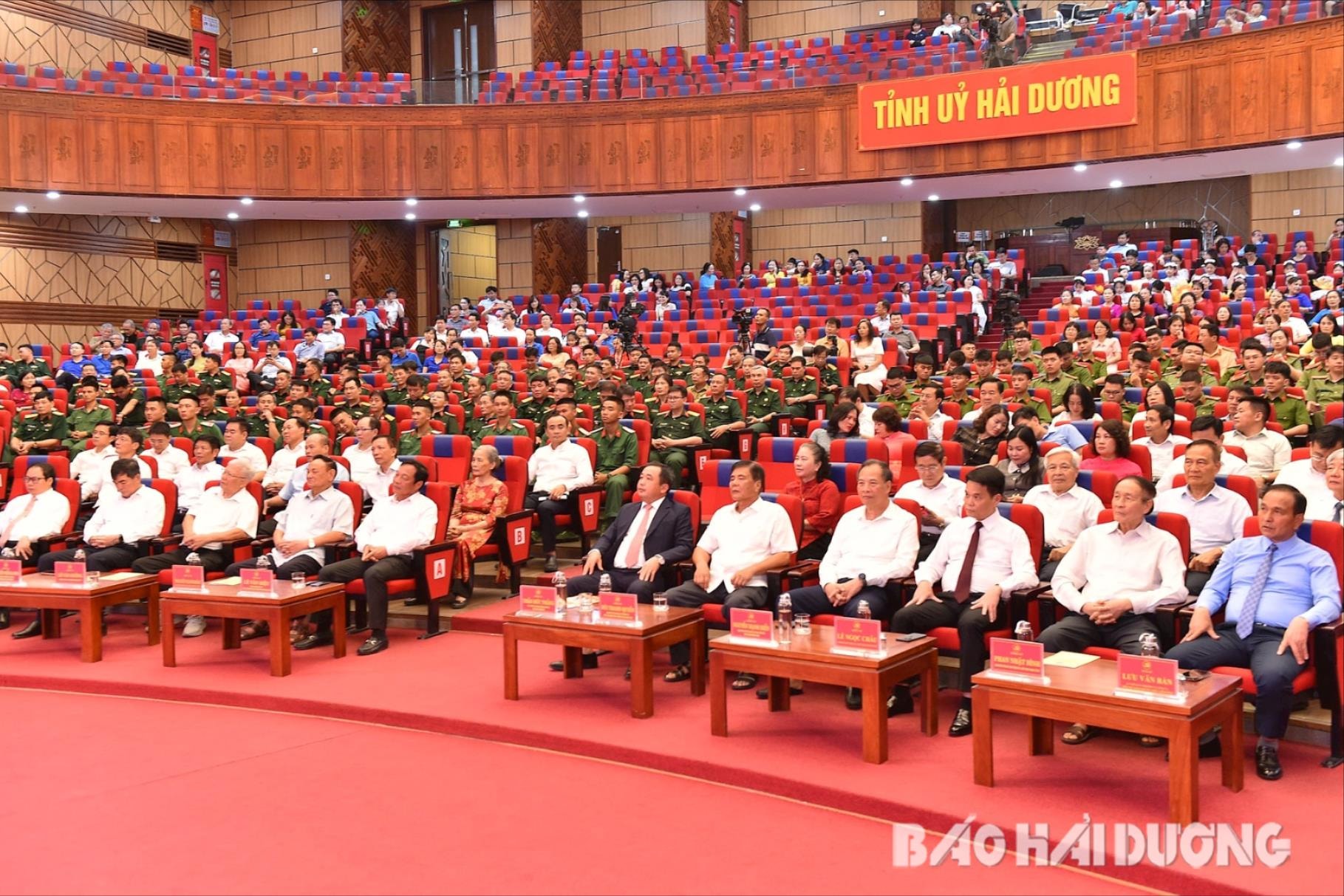 Các đồng chí lãnh đạo và đại biểu dự chương trình kỷ niệm