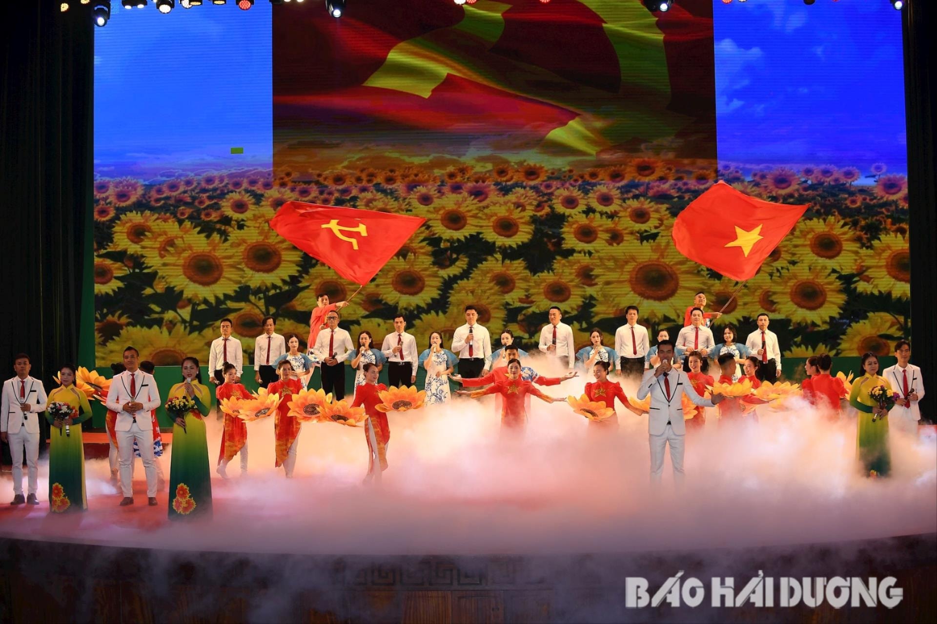 Hợp ca và múa biểu diễn tiết mục “Đảng cho ta cả một mùa xuân”