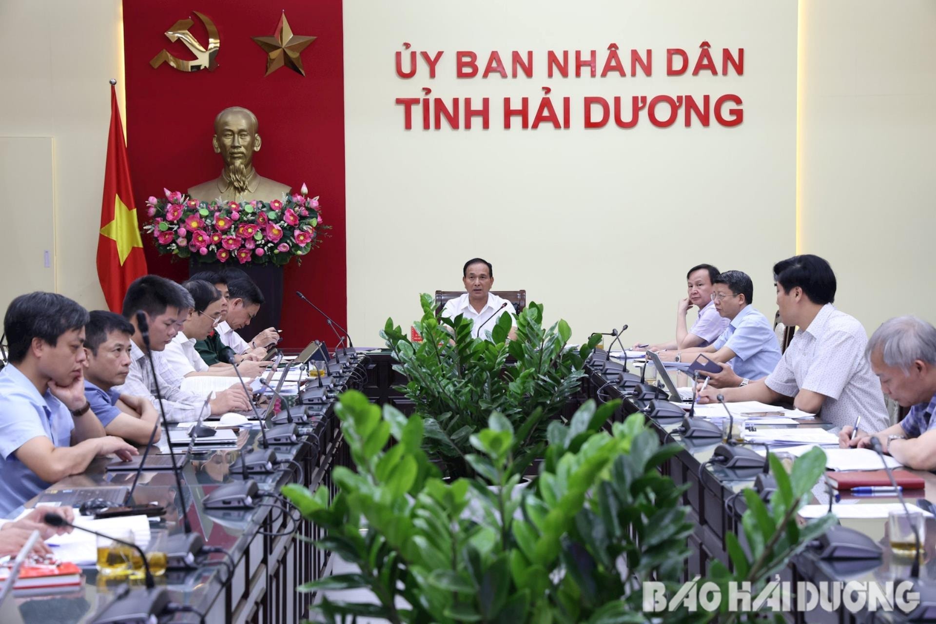 Đồng chí Lưu Văn Bản, Ủy viên Ban Thường vụ Tỉnh ủy, Phó Chủ tịch Thường trực UBND tỉnh chủ trì buổi làm việc với Tổng công ty Truyền tải điện quốc gia