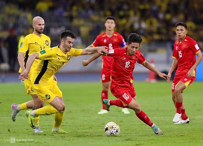 Đội tuyển Việt Nam (áo đỏ) thua Malaysia 0-4 ở lượt hai bảng F vòng loại cuối Asian Cup 2027, trên sân Bukit Jalil, Malaysia ngày 10/6/2025. Ảnh: Hai Tư
