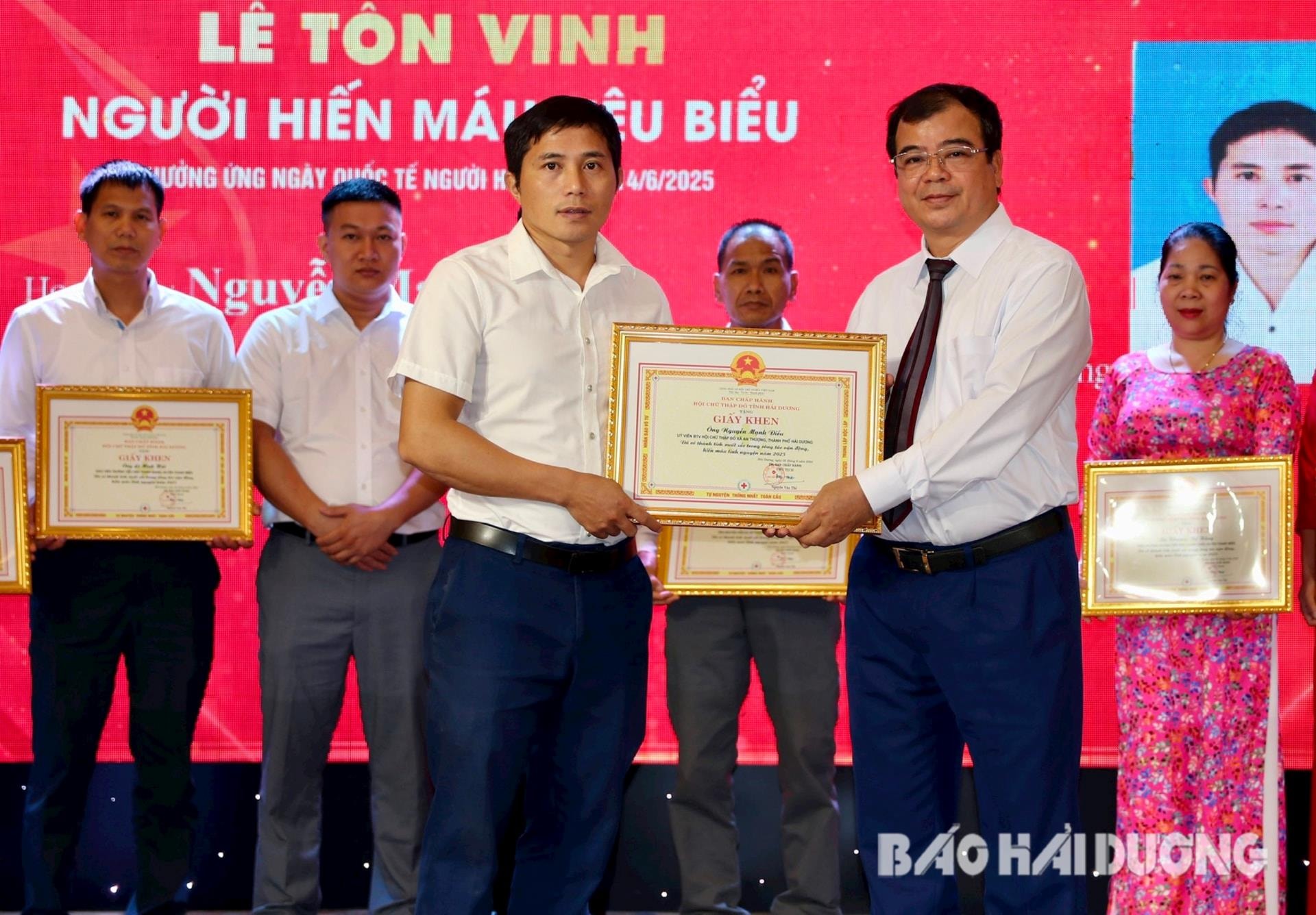 Ảnh trang 2: Đồng chí Phó Chủ tịch UBND tỉnh Nguyễn Minh Hùng trao giấy khen của Hội Chữ thập đỏ tỉnh Hải Dương cho các cá nhân hiến máu tiêu biểu năm 2025