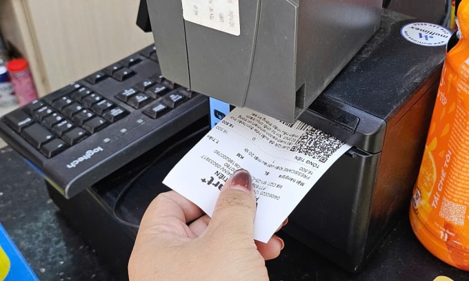 Hoá đơn điện tử in từ máy tính tiền tại một siêu thị ở Hà Nội, tháng 6. Ảnh: Phương Dung
