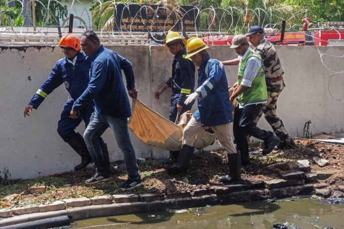 Lính cứu hỏa di chuyển thi thể một nạn nhân trong tai nạn máy bay ở Ahmedabad, bang Gujarat ngày 12/6. Ảnh: AFP