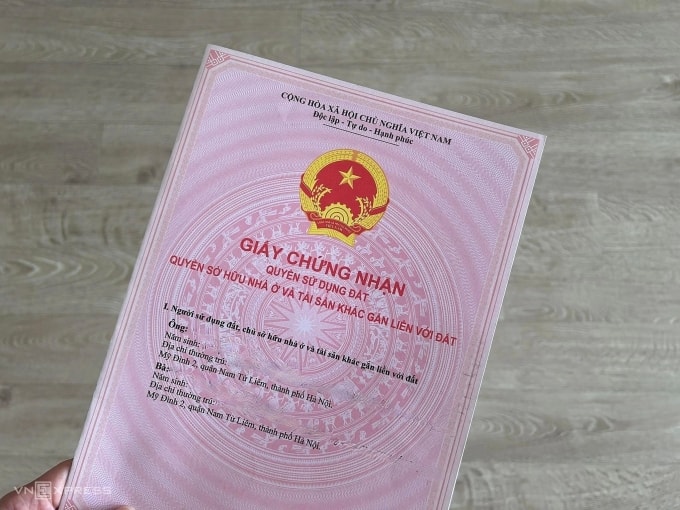 Mẫu sổ đỏ cấp cho người dân năm 2021. Ảnh: Dương Tâm