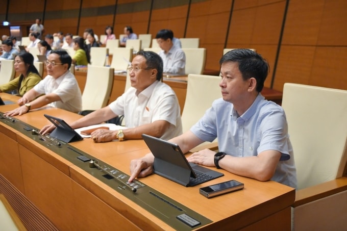 Các đại biểu Quốc hội bấm nút thông qua Luật Thuế tiêu thụ đặc biệt (sửa đổi), sáng 14/6. Ảnh: Trung tâm báo chí Quốc hội
