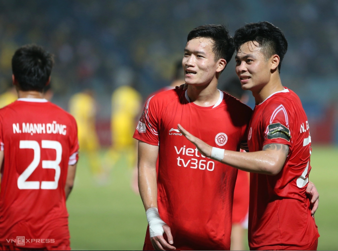 Nguyễn Đức Chiến (phải) ăn mừng cùng Nguyễn Hoàng Đức trong trận Thể Công thắng SLNA 3-0 ở vòng 10 V-League 2023, trên sân Hàng Đẫy, Hà Nội ngày 1/6/2023. Ảnh: Hiếu Lương