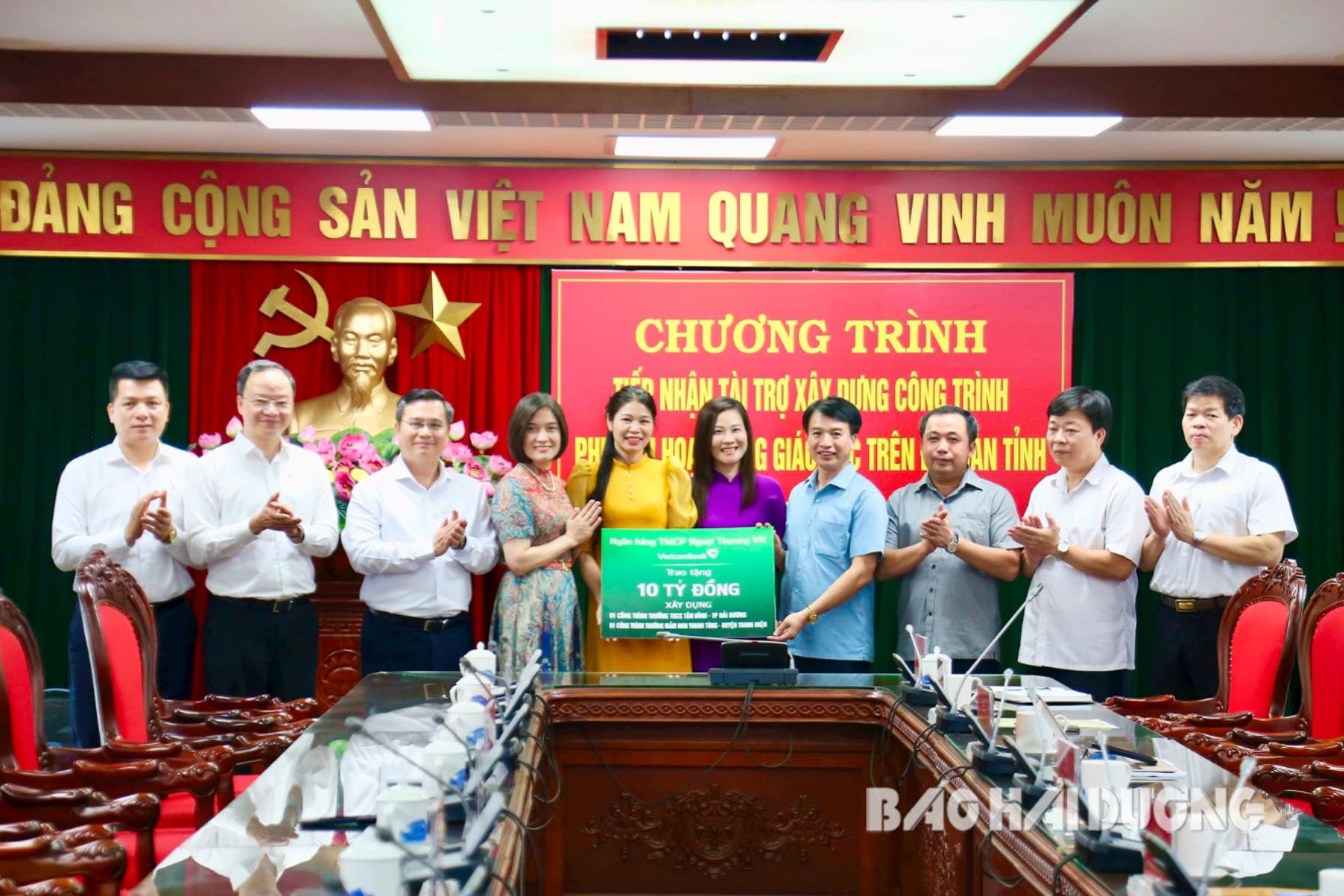 Ảnh báo in: Đại diện Ngân hàng TMCP Ngoại thương Việt Nam trao tượng trưng tài trợ cho Trường THCS Tân Bình (TP Hải Dương) và Trường Mầm non Thanh Tùng (Thanh Miện)